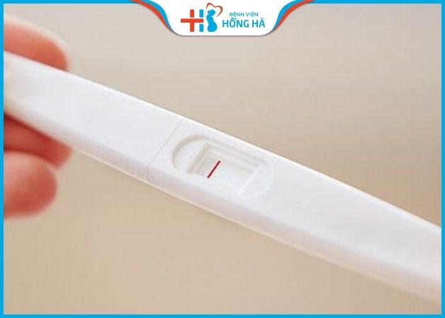Sử dụng que thử thai sai cách là nguyên nhân xuất hiện máu báo nhưng chỉ có 1 vạch