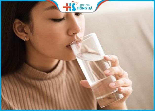 Uống đủ 2 lít nước sau nâng mũi để nhanh hồi phục