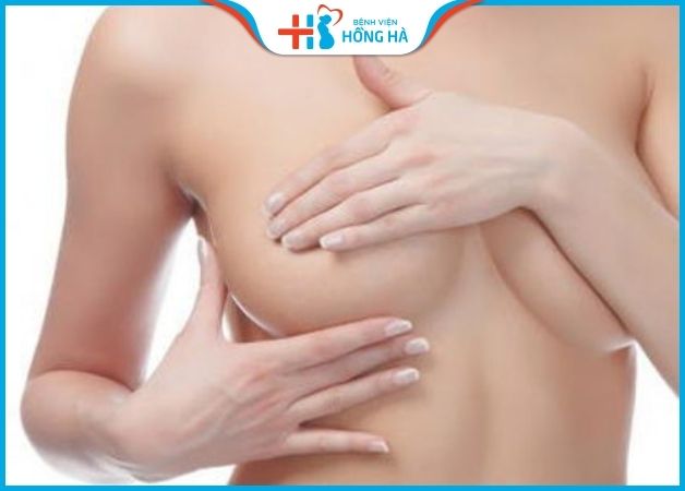 Massage ngực nhẹ nhàng kết hợp dùng kem chống lão hóa