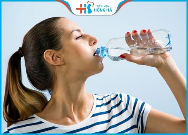 Cần uống đầy đủ nước để mau lành vết thương sau nâng mũi