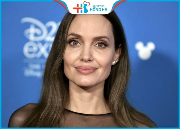 Khuôn mặt vuông  Angelina Jolie