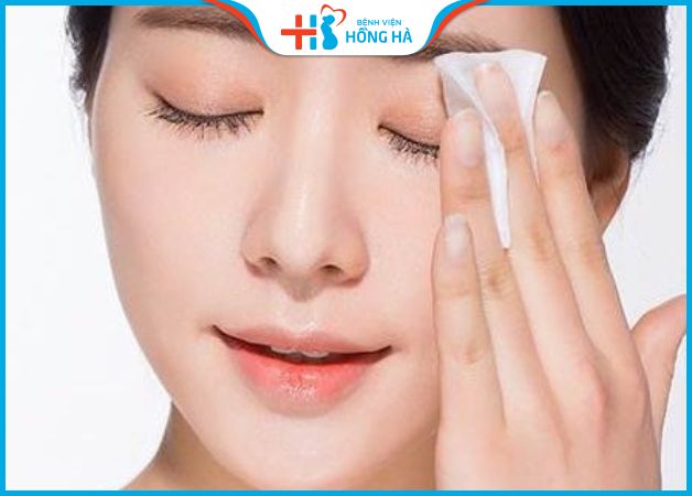 Chú ý vệ sinh vùng mắt sạch sẽ để hạn chế viêm nhiễm