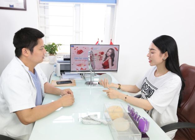 Bác sĩ Robert Nguyễn khuyên khách hàng cần chuẩn bị sức khỏe tốt trước khi nâng ngực