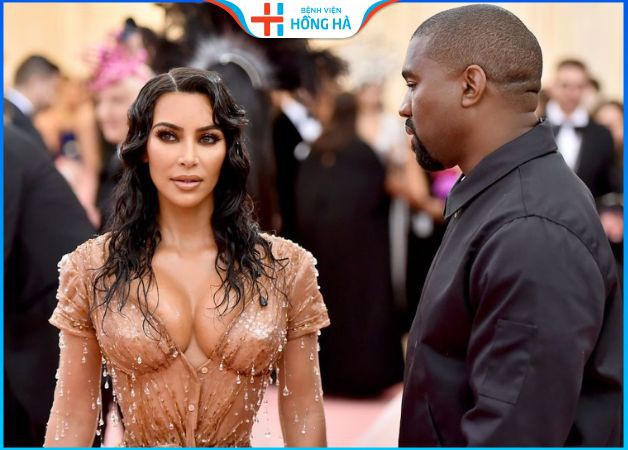 Kim Kardashian khiến mọi ánh mắt đổ đồn về phía bầu ngực căng tròn của mình
