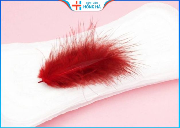 Máu báo thai chảy ra từ âm đạo, có màu hồng nhạt hoặc nâu đen