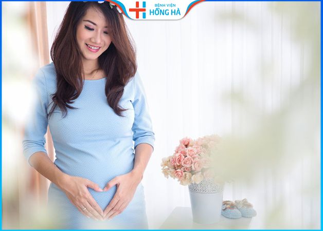 Tuổi của người mẹ khi mang thai cũng ảnh hưởng đến kích thước của em bé trong bụng